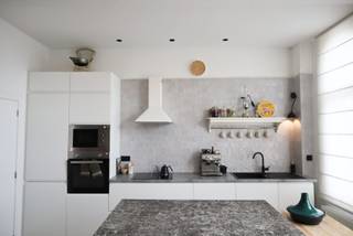 Lichtrijk en rustig appartement met unieke raampartijen.
Welkom in de Ooievaarstraat, een rustige straat in Antwerpen-Noord. Hier kom je thuis in alle rust, zonder in te boeten op alles wat het stadsleven zo aantrekkelijk maakt. Achter een prachtige gevel bevindt zich, op de tweede verdieping van dit kleinschalige gebouw, een lichtrijk appartement boordevol karakter en authentieke elementen.
Troeven van het appartement:
Een echte eyecatcher aan de voorgevel: een grote raampartij met een unieke, ronde vorm die het appartement een bijzondere uitstraling geeft.
Hoge plafonds en authentieke houten vloeren zorgen voor extra karakter en een heerlijk gevoel van ruimte.
Een zeer ruime keuken en leefruimte, ideaal om gasten te ontvangen en samen te genieten.
De bureauruimte kan tot een tweede slaapkamer gemaakt worden.
Een subtiele niveauverdeling: dankzij een kleine trap worden de keuken en leefruimte op een natuurlijke manier gescheiden van het private gedeelte met slaapkamer, badkamer, wasruimte en toilet. Toch blijven de verschillende ruimtes mooi met elkaar verbonden.
Een oase van rust in een bruisende buurt. Je geniet hier van opvallend weinig geluid, zowel van buren als van de stad.
Twee terrassen en een overvloed aan natuurlijk licht.
Het terras aan de voorzijde geniet zowel van een streepje ochtend- als avondzon. Het terras aan de slaapkamer baadt dan weer van de ochtend tot de late namiddag in de zon.
Een inkomhal met authentieke elementen en charmante tegels, aangevuld met een gemeenschappelijke fietsenstalling in het gebouw.
Ligging:
Een buurt die bruist. In de omgeving openen regelmatig leuke, nieuwe zaakjes zoals Butchers Coffee, Bar Chapel en Stek. Bovendien zijn er plannen voor de verdere vernieuwing van de Stuivenbergsite. Ook het Krugerplein en Park Spoor Noord liggen op slechts een korte wandeling.
Het Centraal Station ligt op wandelafstand en een nieuw aangelegd pleintje vlak aan het gebouw zorgt voor extra groen.