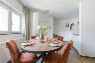 <strong>--- NIEUW --- Gemeubeld 1-slaapkamerappartement in hartje Gent!</strong><br /><br /><strong>👉 BEZOEKMOMENT MAANDAG 07/09! U kan de online kalender voor het bezoekmoment en de vastgoedvideo terugvinden via onze eigen website www.vastgoedspruyt.be.</strong><br /><br />Op zoek naar een lichtrijk en instapklaar appartement op wandelafstand van het historisch centrum?<br />Dit gemeubelde appartement (61 m²) op de bovenste verdieping combineert rust met een topligging.<br /><br /><strong>Troeven:</strong><br />- Gelegen in een rustige éénrichtingstraat, vlakbij de Graslei, het Gravensteen en de Coupure.<br />- Gemeubeld en instapklaar (bouwjaar 2012).<br />- Gezellige leefruimte met halfopen ingerichte keuken (vaatwasser, combi-oven, …).<br />- Afzonderlijke berging/wasplaats.<br />- Badkamer met douche.<br />- Ruime slaapkamer.<br />- Fietsenstalling in de residentie aanwezig.<br /><br /><strong>Locatie &amp; omgeving:</strong><br />- Gelegen in het hart van de stad.<br />- Vlakbij winkels, horeca en alle voorzieningen.<br />- Uitstekende verbindingen met openbaar vervoer.<br />- Ideaal voor wie centraal wil wonen.<br /><br /><strong>Beschikbaar vanaf: 01/12/2026.<br />EPC: 128Kwh/m² (B-label).<br />Huurprijs: 1.025€/mnd + 25€ (Forfait voor verbruik elektriciteit GD en opkuis GD).<br />Domicilie verplicht.</strong><br /><br />---<br /><br /><strong>--- NEW --- Furnished 1-Bedroom Apartment in the city centre!<br /><br />👉 VIEWING DAY MONDAY 07/09! You can find the online booking calendar for the viewing and the property video on our website: www.vastgoedspruyt.be.</strong><br /><br />Looking for a bright, move-in-ready apartment within walking distance of the historic city center?<br />This furnished top-floor apartment (61 m²) combines peace and quiet with a prime location.<br /><br /><strong>Highlights:</strong><br />- Located in a quiet one-way street, close to Graslei, Gravensteen and Coupure.<br />- Furnished and move-in-ready (built in 2012).<br />- Cozy living room with semi-open fitted kitchen (dishwasher, combi oven, …).<br />- Separate storage/laundry room.<br />- Bathroom with shower.<br />- Spacious bedroom.<br />- Bicycle storage available in the residence.<br /><br /><strong>Location &amp; Surroundings:</strong><br />- Situated in the heart of Ghent.<br />- Within walking distance of shops, restaurants, cafés, and all daily amenities.<br />- Excellent public transport connections.<br />- Perfect for anyone who wants to enjoy vibrant city living.<br /><br /><strong>Available as of 01/12/2026.<br />EPC: 128 kWh/m² (B-label).<br />Rent: € 1.025/month + € 25 (fixed charge for common electricity &amp; cleaning of common areas).<br />Official domicile registration required.</strong>