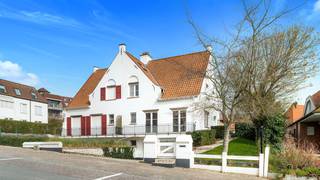 Ontdek deze subliem gerenoveerde koppelvilla, gelegen op slechts 150 meter van het strand. Deze charmante woning combineert een...