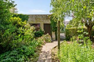Te koop: goedgelegen woning met grote zongerichte tuin en ruime garage op een perceel van 842m²!<br /><br />Deze zeer degelijke en goed onderhouden woning is ideaal gelegen op fietsafstand van het centrum (winkels, scholen, ziekenhuis en stadsdiensten) met een vlotte verbinding naar de autosnelweg. Achteraan beschikt het pand over een ruime garage en parkeerplaats, makkelijk bereikbaar via een achterliggende weg.<br /><br />Indeling:<br />Op het gelijkvloers bevinden zich de inkomhal, ruime leefruimte, keuken, apart toilet, badkamer en kelder met gewelven. De eerste verdieping omvat de nachthal en 3 slaapkamers. Daarnaast is er een ruime zolder aanwezig. <br />In de grote, volledig omheinde en zongerichte tuin staan ook nog een tuinhuis en tuinberging. <br /><br />Troeven:<br />- vlakbij centrum Waregem en belangrijke invalswegen<br />- groot stuk grond<br />- uitweg langsachter<br />- veel potentieel<br /><br />Voor wie is dit ideaal?<br />Ideaal voor gezinnen of handige kopers die op zoek zijn naar een stevige woning met veel ruimte, een uitzonderlijk groot perceel en een praktische bereikbaarheid, met alle voorzieningen in de buurt.<br /><br />Te koop via Immo Beguin, jouw vastgoedexpert sinds 2009, met kantoren in Ronse, Waregem, Kortrijk, Deinze, Doornik en Lessines.<br />Bezoek na afspraak via: charlotte@immobeguin.be