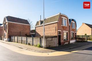 Op zoek naar een woning met potentieel op een uitstekende ligging? Deze centraal gelegen woning biedt tal van mogelijkheden voor zowel eigen bewoning als investering.<br /><br />De woning beschikt over twee volwaardige slaapkamers en een aangename, zongerichte tuin. Binnenin vraagt het pand een opfrissing, wat u de kans geeft om het volledig naar eigen smaak en stijl in te richten.<br /><br />Extra troef: de woning is momenteel verhuurd aan €620/maand, wat ze ook interessant maakt voor investeerders die op zoek zijn naar een onmiddellijk rendement.<br /><br />Dankzij de centrale ligging bevinden winkels, openbaar vervoer en belangrijke invalswegen zich op korte afstand.<br /><br />Contacteer Top Vastgoed op 0475 700 700!