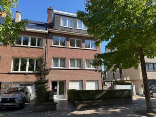 Appartement situé au deuxième étage d'un petit immeuble dans un quartier calme, comprenant: hall d'entrée avec toilette séparée et vestiaire, living, cuisine équipée, salle de bains et 2 chambres à coucher. Il y a également une cave individuelle. PEB: C. Charges: 125 EUR/mois (provision eau, provision chauffage et charges communes).