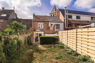 Comfortable instapklare woning met achteruitgang en garageboxDeze ruime comfortabele instapklare woning werd door de jaren heen gerenoveerd. Wat...