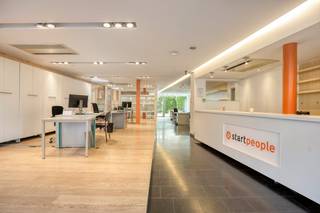 Opbrengsteigendom te koop in centrum Veurne, bestaande uit een handelsgelijkvloers en een ruim bovenliggend appartement. Beide entiteiten zijn afzonderlijk verhuurd, waardoor deze eigendom een interessante opportuniteit vormt voor investeerders die op zoek zijn naar een vastgoedbelegging met onmiddellijk rendement.<br /><br />De commerciële ruimte omvat ca. 190 m² op het gelijkvloers, ingericht als kantoor met diverse burelen, balie, vergaderruimte, opslagkamer, keuken en 2 toiletten. Achteraan beschikt het handelsgedeelte over een tuin van ca. 130 m². Daarnaast is er een ruime kelderverdieping van ca. 100 m², ideaal als extra opslagruimte.<br /><br />Het bovenliggende appartement van ruim 150 m² beschikt over een afzonderlijke inkomhal. De eerste verdieping omvat een ruime leefruimte met nieuwe keuken, met toegang tot een zonnig terras van ca. 32 m², alsook een berging en toilet. Op de tweede verdieping bevinden zich 4 slaapkamers en een badkamer met inloopdouche.<br /><br />De ligging in de Zuidstraat te Veurne is een belangrijke troef. De eigendom bevindt zich pal in het centrum, op wandelafstand van de Markt en alle winkels, horeca en dagelijkse voorzieningen. Een grote openbare parking bevindt zich vlakbij.<br /><br />Dankzij de combinatie van 2 afzonderlijk verhuurde entiteiten, een centrale ligging, beperkte gemeenschappelijke kosten en een onderhoudsvriendelijke inrichting is dit een interessante en zorgeloze investering in Veurne.<br /><br />Kortom: een veelzijdige opbrengsteigendom in het centrum van Veurne, volledig verhuurd en klaar voor de toekomst.<br /><br />Bestuursmaatregelen in het maatregelenregister: nee