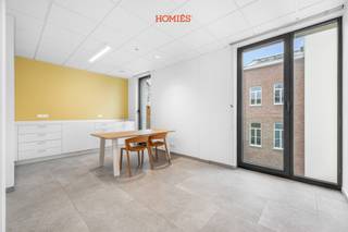 Bent u op zoek naar een stijlvol en volledig instapklaar kabinet op een absolute toplocatie in Leuven? In het prestigieuze gebouw aan de Bondgenotenlaan 116 bieden wij afzonderlijke, polyvalente kabinet te huur aan, ideaal voor consultants of andere professionele dienstverlening.<br />Elk kabinet is voorzien van ingebouwde kasten en een lavabo en geniet van aangename natuurlijke lichtinval, waardoor u in alle comfort kunt werken. Als huurder maakt u bovendien gebruik van de gemeenschappelijke faciliteiten, waaronder een professioneel onthaal, een ruime vergaderzaal met prachtig uitzicht op de riante tuin, een volledig uitgeruste personeelskeuken en sanitair. Dankzij de lift is het gebouw vlot toegankelijk voor zowel uzelf als uw cliënten.<br />Een unieke troef is de uitzonderlijk ruime tuin, die een rustige en groene omgeving creëert en zich uitstekend leent voor een pauze of een informeel overleg. Daarnaast is er een fietsenstalling voorzien en bestaat de mogelijkheid om parkeerplaatsen vlakbij het gebouw te huren. U heeft tevens te mogelijkheid de kabinetten per verdiep te huren of een aantal kabinetten naar keuze.<br />Kortom, een representatieve en professionele werkomgeving op een toplocatie in het hart van Leuven. Heeft u vragen of wenst u graag een bezichtiging? Aarzel niet om ons te contacteren via mail of telefonisch op 016 15 37 11.