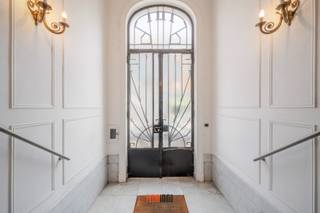 Deze unieke voltreffer vinden we in de Sint-Alfonsusstraat, een rustige centrumstraat omgeven door karaktervolle gevels.Ook huisnummer 11 trekt de...