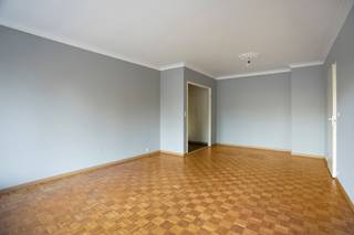 Gerenoveerd gelijkvloers appartement (65 m²) met kelderberging. Optioneel garagebox – EPC: 247 (label C)De indeling omvat een inkomhal, een apart...