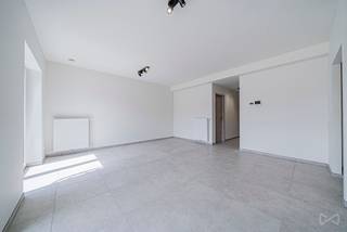 Trazegnies, dicht bij het centrum, groene ruimtes en alle voorzieningen en toch dicht bij de hoofdwegen. Dit appartement van 74 m² heeft 2 kamers waarvan 1 slaapkamer en 1 toilet. Het bestaat uit een woonkamer met open keuken volledig uitgerust om jezelf te configureren op onze keuken, 2 slaapkamers, 1 badkamer met bad, meubels met dubbele wastafel. Wasruimte en apart toilet. Terras van 5 m². Verkoopprijs: 214.000 euro. Verkoop onder BTW-regeling 6% of 21% op de constructie en (12,5%) op de grond. Mogelijkheid om een parkeerplaats te kopen: €11.900 excl. BTW Of carport + kelder vanaf €19.900 excl. BTW. Meer informatie op 02.355.42.20 of op info@immo-star.be