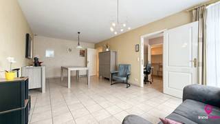 <p>Bij ImmoFusion 7/7 “open huis”: klik op onze 3D-TOUR.<br />Ervaar vastgoed alsof je er zelf doorloopt!<br /><br />Instapklaar appartement met 2 slaapkamers, garage, autostaanplaats en groot zonneterras in hartje Zolder.<br /><br />Op zoek naar een ruim en perfect onderhouden appartement op een toplocatie? Dan is dit instapklare appartement in het centrum van Zolder precies wat u zoekt!<br />Gelegen op wandelafstand van winkels, scholen, het gemeentehuis en het cultureel centrum, combineert deze woning comfort, ruimte en een uitstekende bereikbaarheid.<br /><br />Pluspunten:<br />- Ruime en lichtrijke woonkamer met toegang tot het terras aan de voorzijde <br />- 2 volwaardige slaapkamers aan de rustige achterzijde <br />- Verzorgde badkamer met ligbad en lavabo <br />- Extra berging/wasplaats <br />- Groot zonneterras aan de achterzijde, volledig omheind en ideaal om te genieten van rust en privacy <br />- Garage met bergruimte<br />- Extra autostaanplaats voor de garage<br />- Lift aanwezig in het gebouw<br />- Twee terrassen (voor- en achterzijde)<br />- Rustige residentie<br />- Lage energiekosten<br />- Rolluiken aanwezig<br /><br />Een ideale woning voor starters, koppels, senioren of investeerders die op zoek zijn naar een comfortabele woonst op een centrale ligging.<br /><br />Maatregelen opgenomen in het Maatregelenregister: nee<br /><br />Voor een bezichtiging ter plaatse of meer info, bel ons op 078/78.78.70, of kom gewoon binnen op ons kantoor, steeds welkom!</p>