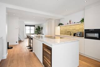 Op deze centrale maar rustige locatie in Lier bevindt zich deze prachtig afgewerkte, instapklare woning. U bevindt zich op een boogscheut van het station, de stadsvesten, het centrum, scholen, winkels en nog veel meer. De woning is afgewerkt met kwalitatieve materialen, wat zorgt voor een perfecte combinatie van ruimte en comfort. <br /><br />We betreden de woning via de inkomhal met stijlvolle gietvloer. Deze brengt ons in de lichtrijke eetkamer met aansluitend de hoogwaardig afgewerkte open keuken. Deze is voorzien van een duurzaam Dekton werkblad en alle nodige toestellen, waaronder een ingebouwde wijnkoeler, koelkast, vaatwasser, inductie kookplaat, dubbele spoelbak en twee combiovens.<br />Verder bevindt zich de gezellige leefruimte die dankzij de rechtstreekse verbinding met de tuin een aangenaam gevoel van ruimte en licht creëert. De tuin beschikt over een terras en tuinhuis. Achteraan is er bovendien een servitudeweg, bijzonder praktisch voor uw fietsen en het buitenzetten van afval.<br /><br />Vervolgens beschikt het gelijkvloers over een apart toilet en een praktische wasberging. <br /><br />Op de eerste verdieping bevinden zich twee ruime slaapkamers (allebei 14m²), voorzien van airco. Daarnaast vindt u hier een apart toilet en een stijlvolle badkamer met inloopdouche, ligbad en lavabo.<br />De tweede verdieping beschikt over een derde ruime slaapkamer (16m²), eveneens voorzien van airco. Vanuit deze kamer heeft u bovendien toegang tot een aangenaam terras.<br /><br />Tot slot beschikt de woning over een eigen oprit. <br /><br />Pluspunten:<br />+ 3 ruime slaapkamers (met airco)<br />+ kwalitatieve afwerking<br />+ hoogwaardige, volledig geïnstalleerde keuken<br />+ gezellige tuin met terras en tuinhuis<br />+ praktische servitudeweg achteraan<br />+ energiezuinig (EPC B)<br />+ elektriciteit = conform<br />+ centrale & rustige locatie in Lier<br /><br />Wenst u een bezoek ter plaatse? Contacteer ons via 03 337 50 70 of info@vbvastgoed.be.