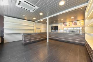 Op een uitstekende commerciële locatie nabij de markt van Brasschaat bevindt zich dit ruime en veelzijdige handelsgelijkvloers, geschikt voor diverse commerciële doeleinden zoals een winkel, kantoor, praktijkruimte of vrij beroep.<br /><br />Bij het betreden van het pand komen we in de ruime en lichtrijke commerciële winkelruimte, die voorheen ingericht was als chocolatier. De ruimte beschikt over een granieten toog en etalage, waardoor ze meteen een professionele en verzorgde uitstraling heeft en tal van mogelijkheden biedt voor een nieuwe handelszaak.<br />Aansluitend bevindt zich een ruim atelier, ideaal als werkruimte, extra commerciële oppervlakte of praktische bergruimte. Vanuit het atelier is er tevens toegang tot een kleine kelderruimte die dienst doet als technische lokaal.<br />Achteraan het pand vinden we een ruim magazijn, uitgerust met sanitaire voorzieningen. Een bijkomende troef is de achteringang via de Van Hemelrijcklei, die toegang geeft tot een ruime achtertuin. Deze praktische ontsluiting biedt mogelijkheden tot het creëren van een aangename buitenruimte of extra parking.<br /><br />Dankzij de strategische ligging aan de Bredabaan, vlakbij de markt van Brasschaat, geniet dit pand van een uitstekende zichtbaarheid en bereikbaarheid. <br /><br />Een uitstekende opportuniteit voor ondernemers, zelfstandigen of vrije beroepen die op zoek zijn naar een ruime commerciële locatie met een sterke ligging en een praktische indeling.<br /><br />De videotour, het grondplan en  het EPC kan u reeds bekijken via de Wellimmo-site ('documenten')<br /><br />📩 Meer info of een bezoek: info@wellimmo.net<br />📞 03/225 00 68 