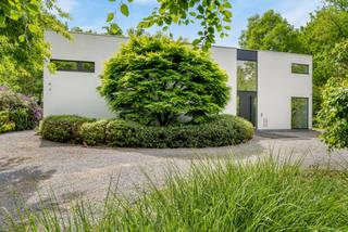 Cette maison, avec une superficie de terrain de 2856m² et une superficie habitable de 438m², est une maison de rêve pour ceux qui recherchent le...