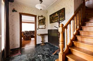 <div><div> <p>Te renoveren open bebouwing op perceel van 1.328 m².</p><p>Deze open bebouwing is gunstig gelegen nabij het centrum en biedt tal van mogelijkheden voor wie op zoek is naar een woning met potentieel en ruimte.  U betreedt de woning via de inkomhal die leidt naar de ruime leefruimte van 49 m² met inbouwhaard, die mooi aansluit op de keuken met eetkamer. Verder vindt u op het gelijkvloers een wasplaats, een afzonderlijk toilet en een slaapkamer. Aansluitend beschikt de woning over een aparte garage van 37 m² en tuinbergingen, wat extra bergruimte en mogelijkheden creëert. Op de eerste verdieping bevinden zich vier volwaardige slaapkamers van respectievelijk 24 m², 24 m², 18 m² en 13 m². Daarnaast is er een badkamer voorzien, uitgerust met een ligbad, een toilet en een dubbele wastafel. De zolderverdieping is momenteel niet ingericht en kan perfect dienen als extra opslagruimte. De woning is gelegen op een ruim perceel van 1.328 m² en biedt een bewoonbare oppervlakte van 256 m². De zuidwestgerichte tuin zorgt voor een aangename lichtinval en vormt een grote troef voor wie graag geniet van zon en buitenruimte. </p></div> </div>