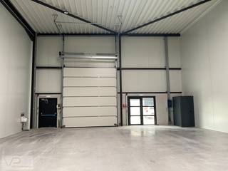 UNIT 2.1 * Oppervlakte: 859,34 m² * Vrije hoogte: 6m  * Natuurlijk lichtinval * Voorzien van kantoorruimte met:   * Inkomdeur en raam in de...