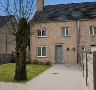 Deze instapklare woning uit 2016 combineert ruimte, comfort, een uitstekende energieprestatie en een bijzonder aangename leefomgeving in Brecht. Gelegen in een rustige en kindvriendelijke doodlopende straat, geniet je hier van een veilige en groene omgeving.<br /><br />Een absolute troef is het ruime perceel van 942 m² met een grote tuin die achteraan grenst aan een bos. Vanuit de tuin geniet je van een prachtig groen en rustgevend uitzicht, met veel privacy. De recent geplaatste terrasoverkapping vormt bovendien een heerlijke extra buitenruimte om volop te genieten van het buitenleven.<br />Bij het binnenkomen word je verwelkomd in een ruime inkomhal met een apart gastentoilet en handenwasser. <br /><br />Daarnaast bevindt zich een praktische bureauruimte, ideaal om rustig te werken of te studeren. De leefruimte en keuken vormen samen een aangenaam en ruim geheel, met voldoende plaats om samen te koken, te eten en te ontspannen. Aansluitend aan de keuken bevindt zich een aparte berging.<br /><br />Op de eerste verdieping bevinden zich drie slaapkamers en een badkamer met dubbel badkamermeubel, douche en ligbad. In de nachthal is bovendien een apart toilet voorzien.<br /><br />De in 2025 afgewerkte zolderverdieping biedt nog heel wat extra mogelijkheden. Naast een aparte technische ruimte beschikt deze verdieping over een ruime polyvalente kamer. Deze kan naar wens worden ingericht als hobbyruimte, speelkamer, slaapkamer of extra leefruimte.<br /><br />Ook op het vlak van comfort en energieprestatie heeft deze woning heel wat troeven. Op de benedenverdieping en in de badkamer is vloerverwarming aanwezig. De 18 zonnepanelen, thuisbatterij van 10 kWh, ventilatiesystem C+ zorgen voor een aangenaam binnenklimaat en een zeer goede energieprestatie met A-energielabel (EPC 31 kWh/m² jaar).<br /><br />Vraagprijs: €595 000<br /><br />De woning is ten laatste beschikbaar vanaf 31 maart 2027.<br />Er worden kijkdagen georganiseerd op zaterdag 19 en zondag 20 september (afspraak via mail).<br />