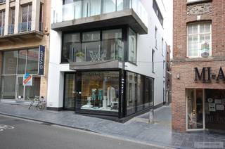 Dit instapklaar handelsgelijkvloers van 85 m2, gebouwd in 2014, is gelegen op de hoek van de Leiestraat met de Stovestraat en beschikt over een ruime etalage met veel visibiliteit. <br />Er is tevens sanitair met een kitchenette en toilet voorzien.<br /><br />Inclusief een kelderberging van 10 m2 voor stockage.<br />Deze berging is toegankelijk via de gemeenschappelijke inkom en bereikbaar met lift.<br /><br />Voor een persoonlijke afspraak of meer informatie kunt u rechtstreeks contact opnemen met Christophe<br />op het nummer 0497 41 37 37 of mailen naar christophe@immotion.be.