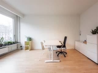 <p><span>Praktijk/kantoor ruimte op een gegeerde locatie</span></p><p><span> </span></p><p><span>OMGEVING</span></p><p><span>Gelegen op de gegeerde Britselei 28, bevindt deze unit zich op een uitstekende en centrale locatie in Antwerpen. De Britselei staat bekend om haar statige uitstraling en vlotte bereikbaarheid. Winkels, horeca, openbaar vervoer en belangrijke invalswegen bevinden zich op wandelafstand. Een ideale ligging voor wie centraal wil wonen of werken in de stad.</span></p><p><span> </span></p><p><span> </span></p><p><span>INDELING</span></p><p><span>Deze ruimte van ca. 55 m² wordt gebruikt als praktijkruimte en biedt vandaag tal van mogelijkheden. Via de inkomhal bereikt u het apart gastentoilet en een wachtruimte. De keuken is deels geïnstalleerd en geeft toegang tot de eerste praktijk/kantoorruimte van ca. 11m.</span></p><p><span> </span></p><p><span>Aansluitend komt u in de tweede praktijk/kantoorruimte, die geniet van mooi lichtinval dankzij de grote raampartijen, wat zorgt voor een open en helder gevoel. </span></p><p><span> </span></p><p><span>Maandelijkse lasten bedragen 225€: waterverbruik en verwarming voor het appartement, blokpolis, syndicus, onderhoud, reservefonds,...</span></p><p><span> </span></p><p><span>BIJZONDERHEDEN</span></p><p><span>- Elektriciteit conform</span></p><p><span>- Veel potentieel na renovatie</span></p><p><span>- Interessant als praktijk/kantoor of investering</span></p><p><span> </span></p>