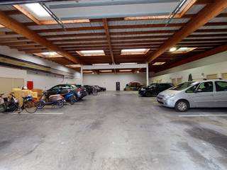 Deze staanplaatsen zijn gelegen in een afgesloten complex, dichtbij het station van Brugge.Iedere staanplaats is voorzien van elektriciteit (licht en...