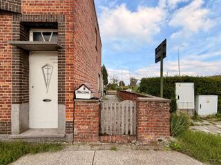 Zin om de handen uit de mouwen te steken? Maak van deze charmante woning jouw thuis! Deze volledig te renoveren halfopen bebouwing is gelegen nabij het centrum van Beveren. De indeling van dit pand is als volgt: U betreedt de woning via de inkomhal met meteen links de eerste ruimte. Verder door heeft u de tweede en derde ruimte met daarachter een toilet en badkamer. Op de eerste verdieping zijn er twee ruime kamers. De vaste trap naar de zolder geeft nog de mogelijkheid tot het creëren van twee extra kamers.De achterdeur en het poortje aan de voorgevel bieden toegang tot de tuin. Ook via de oprit is gelegen om de hoek, in de Gentseweg. De garage staat achteraan in de tuin waardoor toegang tot de woning zeer eenvoudig is.Nog enkele troeven van dit pand: Totaal te renoveren wat jou de mogelijkheid geeft om je droomwoning te creëren, dicht bij het centrum en zeer centraal gelegen.Interesse? Mail vrijblijvend naar verkoop@bebuild.be en ga met ons ter plaatse.