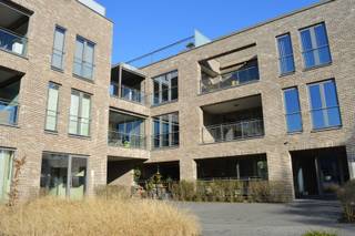 <p><span><strong>Vraag uw bezoek aan via info@optimusvastgoed.be!</strong></span><br /><span><strong>TE HUUR: Ruim appartement met 2 slaapkamers en ruim terras te Lummen!</strong></span><br /><span>Dit luxueus afgewerkt appartement met veel lichtinval is gelegen in een rustig gelegen complex en bevindt zich op de tweede verdieping. Het appartement bestaat o.a. uit een zeer ruime woonkamer met open keuken en een ruim terras van 18m²! Dankzij het elektrisch bediende lamellendak kan het terras deels overdekt worden! Verder beschikt het appartement over 2 slaapkamers en een dressing, badkamer met inloopdouche, apart toilet en berging. Op de gelijkvloerse verdieping bevindt zich een autostaanplaats en een afsluitbare berging. Aan de voorzijde van het gebouw is ook parking voorzien voor de bewoners van het gebouw.</span><br /><span><strong>Ligging:</strong></span><br /><span>Het appartement is gelegen in een rustige omgeving en in een doodlopende straat, op wandelafstand van het centrum. De E313 en E314 bevinden zich vlakbij, echter zonder enige geluidshinder. Ook scholen, winkels en verschillende eet- en drankgelegenheden bevinden zich in de nabije omgeving.</span><br /><span><strong>Indeling:</strong></span><br /><span>Inkomhal, gastentoilet, berging, ruime woonkamer met open keuken, 2 slaapkamers, dressing en een badkamer met dubbele lavabo en douche.</span><br /><span><strong>Troeven:</strong></span><br /><span>- Energiezuinig!</span><br /><span>- Ruim terras!</span><br /><span>- Lift!</span><br /><span><strong>EPC B met certificaatnummer 20260714-0003915623-RES-1.</strong></span><br /><span><strong>Gemeenschappelijke kosten: € 100 per maand met jaarlijkse afrekening.</strong></span><br /><span><strong>Beschikbaar vanaf 01.10.2026 of in onderling overleg!</strong></span><br /> </p>