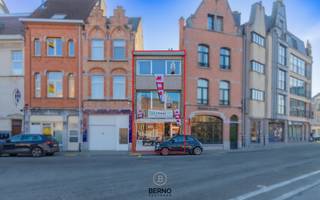 In hartje centrum van Dendermonde, op een steenworp van de Grote Markt, bevindt zich deze robuuste woning met tal van mogelijkheden. Op het gelijkvloers is er een polyvalente ruimte, ideaal voor handel, kantoor of vrij beroep, maar ook perfect naar eigen wens in te richten.<br />De verdieping biedt een mooie en lichtrijke leefruimte met een prachtig open zicht op de Dender. Verder beschikt de woning over een keuken, berging, badkamer, drie slaapkamers en een aangenaam terras. Een uitstekende ligging voor wie wonen en werken wil combineren of op zoek is naar een sterke investering in het centrum. Voor alle info : dirk@berno.be.