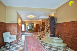 <p><span>Op een absolute toplocatie in Antwerpen bevindt zich dit charmante en stijlvolle appartement van maar liefst 140 m², gelegen op de 7e verdieping van een statige residentie met bijzonder veel allure.</span></p><p><span>Bij het binnenkomen wordt u meteen ondergedompeld in een sfeer van grandeur, karakter en tijdloze elegantie. De royale gemeenschappelijke inkomhal, afgewerkt met karaktervolle materialen, vormt meteen de voorbode van wat dit appartement te bieden heeft.</span></p><p><span>Een van de absolute troeven is het prachtige uitzicht over het Albertpark en het nieuwe provinciehuis van Antwerpen. Dankzij de ligging op de 7e verdieping geniet u bovendien van een aangenaam gevoel van ruimte en licht. Openbaar vervoer bevindt zich letterlijk voor de deur en ook belangrijke verbindingswegen zijn vlot bereikbaar.</span></p><h3><span>Een royale basis om helemaal naar uw hand te zetten</span></h3><p><span>Het appartement werd steeds met de nodige zorg onderhouden, maar biedt vandaag vooral een unieke kans voor wie op zoek is naar ruimte, karakter en renovatiepotentieel. Met enkele gerichte ingrepen kan hier een bijzonder stijlvolle en hedendaagse woonbeleving worden gecreëerd.</span></p><p><span>De huidige indeling is ruim en evenwichtig. U betreedt het appartement via een royale inkomhal, voorzien van een marmeren vloer, ingebouwde vestiaire en afzonderlijk gastentoilet.</span></p><p><span>Aan de voorzijde bevindt zich de indrukwekkende leefruimte. De combinatie van de grote raampartijen, overvloedige natuurlijke lichtinval en prachtige parketvloer zorgt hier voor een bijzonder aangename sfeer. De royale oppervlakte biedt bovendien alle mogelijkheden om verschillende leefzones te creëren.</span></p><p><span>Aansluitend bevindt zich de gesloten keuken. Deze is aan vernieuwing toe, maar biedt dankzij haar ligging interessante mogelijkheden. Zo kan de tussenmuur desgewenst worden verwijderd en kan een ruime, open leefkeuken worden gerealiseerd die naadloos aansluit bij de leefruimte.</span></p><p><span>Het appartement beschikt over drie slaapkamers, waaronder twee bijzonder ruime kamers van respectievelijk 23 m² en 19 m². De derde kamer van 10 m² is ideaal als kinderkamer, dressing, bureau of hobbyruimte.</span></p><p><span>De tweede slaapkamer biedt bovendien toegang tot een gezellig terrasje van ca. 1,5 m².</span></p><p><span>De badkamer ademt dezelfde klassieke charme en is volledig uitgevoerd in marmer. Ze beschikt over een ligbad, lavabo met spiegel, toilet en bidet.</span></p><h3><span>Praktisch en comfortabel</span></h3><p><span>De maandelijkse gemeenschappelijke kosten bedragen circa 250 euro (syndicus, blokpolis, onderhoud van de gemene delen en liften, provisie voor water en verwarming en het reservefonds).</span></p><p><span>Bij het appartement hoort bovendien een ondergrondse kelderberging, inbegrepen in de prijs.</span></p><p><span>Voor wie graag over een eigen parkeerplaats beschikt, is er de mogelijkheid om één van de schaarse autostaanplaatsen in het gebouw aan te kopen voor € 60.000.</span></p><h3><span>De troeven op een rij</span></h3><ul><li><span>Absolute toplocatie in een klassevolle residentie met zicht op Albertparkt en provinciehuis</span></li><li><span>Royale woonoppervlakte van maar liefst 140 m²</span></li><li><span>3 slaapkamers, waaronder 2 bijzonder ruime kamers</span></li><li><span>Kelderberging inbegrepen + mogelijkheid tot aankoop autostaanplaats € 60.000</span></li></ul><p><span> </span></p><p><span>EPC 210 kWh/m² jaar C-label</span></p><p><span>G-score: A | P-score: A</span></p><p><span>Voor een bezoek ter plaatse kunt u ons contacteren via 03 449 42 41 of <span>hallo@habicom.be</span></span><span>.</span></p><p><span>Benieuwd naar de waarde van uw woning? Check het gratis via <span>www.watismijnhuiswaard.be</span></span><span>.</span></p><p><span> </span></p>