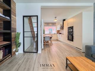 <p>Luxueus gerenoveerde stadswoning met uniek zicht op het Minnewaterpark.<br /><br />Deze gerenoveerde stadswoning combineert historische charme met hedendaags wooncomfort, op een toplocatie in hartje Brugge. Vanuit de master bedroom geniet u dagelijks van een uniek uitzicht op het idyllische Minnewaterpark – een zeldzame troef in de stad.<br /><br />De woning biedt een doordachte indeling met een lichtrijke leefruimte, een stijlvolle open keuken met hoogwaardige SMEG-toestellen, en een gezellige eet- en zithoek. Een aparte berging en wasruimte zorgen voor praktisch comfort. De charmante stadstuin met overdekt terras vormt een rustige plek om te ontspannen midden in de stad.<br /><br />Op de eerste verdieping bevindt zich de royale master bedroom met luxueuze badkamer (inloopdouche, bubbelbad) en een apart toilet. Op de bovenverdieping zijn er nog twee ruime slaapkamers en een extra douchekamer met toilet – ideaal voor gezin, gasten of thuiskantoor.<br /><br />De woning werd volledig gerenoveerd met oog voor detail en hoogwaardige materialen, zodat u onmiddellijk kan intrekken zonder bijkomende werken. Op wandelafstand van station, winkels, cafés en de historische binnenstad, woont u hier in een unieke combinatie van rust, comfort en Brugse charme.<br /><br />Een exclusieve kans voor wie zoekt naar een instapklare woning met karakter en een uitzonderlijk uitzicht.<br /><br />Voor meer informatie of een bezoek, contacteer Jurgen via 0493/33.05.53 of jurgen@immax.be.</p>