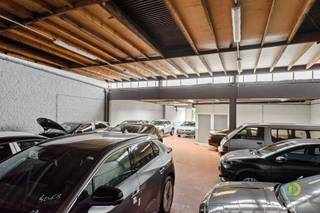 <p><span>Grand garage / entrepôt de 237 m² à louer à Vilvoorde. Vous recherchez un entrepôt spacieux, un garage ou un espace de travail supplémentaire ? Ce vaste local de pas moins de 237 m² offre de nombreuses possibilités pour le stockage, le remisage, le matériel ou les stocks.</span></p><p><span>De plus, le bien dispose d'une allée d'environ 25 m², où il est également possible de garer une voiture.</span></p><p><span>Un sous-sol denviron 43 m² est également disponible pour offrir un espace de rangement supplémentaire.</span></p><p><span>Une solution idéale pour les indépendants, les entreprises ou les particuliers qui ont besoin de beaucoup despace dans un endroit facilement accessible à Vilvoorde.</span></p><p><span>Cela vous intéresse ? Nhésitez pas à nous contacter pour plus dinformations ou pour organiser une visite.</span></p><p><span> </span></p>
