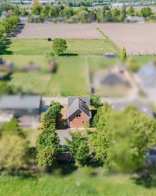 <p><span>DESTELBERGEN </span><span>- Woning met open zicht en renovatiepotentieel in landelijke omgeving</span></p><p><span> </span></p><p><span>In de Groenstraat 34 te Destelbergen bevindt zich deze charmante open bebouwing met enorm potentieel voor wie op zoek is naar een renovatieproject op een mooie locatie met landelijk karakter.</span></p><p><span>De woning geniet van een vlot bereikbare ligging op een steenworp van het centrum van Destelbergen en invalswegen. Achteraan geniet het perceel van een prachtig open uitzicht over agrarisch gebied.</span></p><p><span> </span></p><p><span>De belangrijkste troeven in een notendop:</span></p><ul><li><span>Renoveren/ verbouwen aan 6% btw! </span></li><li><span>Open bebouwing </span></li><li><span>Ruime garage aanwezig</span></li><li><span>Open zicht op agrarisch gebied</span></li><li><span>Gelegen op een steenworp van centrum destelbergen</span></li></ul><p><span> </span></p><p><span>Indeling:</span></p><p><span>Gelijkvloers:</span></p><p><span>Inkomhal, woonkamer, keuken, polyvalente ruimte en badkamer.</span></p><p><span> </span></p><p><span>Verdieping: </span></p><p><span>Nachthal en twee slaapkamers.</span></p><p><span> </span></p><p><span>Verder beschikt deze woning over een zolder, te bereiken via een zolderluik, een kelder en een ruime garage.</span></p><p><span> </span></p><p><span>Belangrijk:</span></p><p><span>Richtprijs: 385.000 EUR</span></p><p><span>EPC: F</span></p><p><span> </span></p><p><span>Klaar om hier uw woondroom te realiseren?</span></p><p><span>Neem contact op met Axel Lenaerts Makelaars voor meer informatie of een bezoek: <span>destelbergen@axellenaerts.be</span></span><span> of 09/219.08.77</span></p>