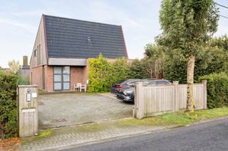 <p>Unieke energiezuinige villa met veel lichtinval, landelijk gelegen, en toch vlakbij dorpskern en alle voorzieningen. Kom binnen en ervaar onmiddellijk de enorme woonoppervlakte! Ruime open inkomhal met toegang tot 3 slaapkamers met elk hun eigen badkamer (bad en/of douche en toilet) en een polyvalente ruimte. Boven grote leefkeuken voorzien van alle toestellen (verschillende ovens, warmhoud-lades, teppanyaki, koffieapparaat, vaatwas,...) en een gezellige living. Achterliggende berging met bijkeuken, technische ruimte en apart toilet. Overal vloerverwarming, warmtepomp, 24 zonnepanelen. Super gezellige zuid-gerichte tuin met (overdekt)terras, sauna voor 6 personen, buitendouche met koud en warm water en een bijgebouw van 26m² dat kan gebruikt worden als toffe bar, mancave, atelier voor doe-het-zelver of hobby (schilderen, pottenbakken,...)!!!</p>
<p>Ideaal om wonen/werken te combineren, als gezinswoning (nieuw samengesteld gezin, oudere of jongere kinderen, grootouder). Met de polyvalente ruimte biedt het pand mogelijkheden voor vrij beroep, kinesist, kapper,... Door de ruime inkomhal beneden heb je sowieso al een aparte wachtplaats met toilet. Alles mooi verscholen achter een automatische poort en met ruim plaats voor 4 wagens! EPC Label A!! Kortom, een alleenstaande woning op een rustige ligging met tal van mogelijkheden.</p>