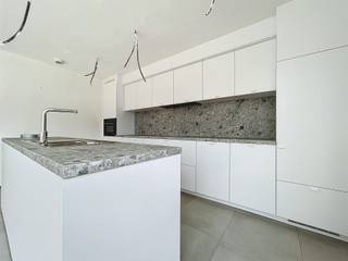 <p><span>Instapklare woning met 149.41m² bewoonbaar oppervlakte- rustig gelegen en zeer energiezuinig!</span></p><p><span> </span></p><p><span>Indeling gelijkvloers: </span></p><p><span>inkomhal met gastentoilet, berging (10.24m2), leefruimte met open keuken- volledig ingericht met inbouwtoestellen (37.03m2) die uitkijkt op de tuin.</span></p><p><span> </span></p><p><span>Eerste verdieping:</span><span> </span></p><p><span>twee volwaardige slaapkamers (beide 12.48m²), doorloop- dressing, nachthal, moderne badkamer met douche, dubbele lavabo en toilet (7.1m2)</span></p><p><span> </span></p><p><span>Tweede verdieping:</span></p><p><span>zolder (33.80m2) met vaste trap - mogelijkheid om extra kamer en zolderruimte te creëren.</span></p><p><span> </span></p><p><span>Buitenruimte:</span></p><p><span>De woning beschikt over een staanplaats vooraan en zuidgerichte tuin met terras!</span></p><p><span> </span></p><p><span>Troeven van deze woning:</span></p><p><span>-</span><span>Mogelijk aankoop aan 6%BTW</span></p><p><span>-zonnepanelen met opbrengst tot 4000kwh/jaar</span></p><p><span>-warmtepomp en vloerverwarming op gelijkvloers en 1ste verdieping</span></p><p><span>-regenput (5200L)</span></p><p><span>-rustige ligging in een aangename omgeving.</span></p><p><span> </span></p><p><span> </span></p><p><span> </span></p><p><span> </span></p><p><span> </span></p><p><span> </span></p>