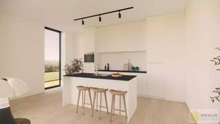 Welkom in dit fraaie appartement, waar het penthouse gevoel gecreëerd wordt door de 3 meter hoge plafonds. Bij binnenkomst treft u een nette inkomhal met een vestiaire en apart toilet. De gezellig ingedeelde leefruimte bestaat uit een mooie ruime keuken met eiland en bar, met aansluitend een eettafel, loungehoek en berging. De comfortabele loungehoek geeft drempelloos toegang tot het heerlijke zonovergoten terras waar u van zowel de ochtend als namiddag zon kunt genieten. Verder is er een mooie master bedroom, terwijl de tweede slaapkamer flexibel kan worden ingericht als extra slaapruimte of bureauruimte. Tot slot is er een mooie badkamer, uitgerust met een dubbel wastafelmeubel en een inloopdouche.<br />Dit appartement biedt een ideale mix van comfort, ruimte en zon!<br /><br />Grondaandeel: €61.200 + 12% (€7.344) registratierechten<br />Constructie: €315.344 + 21% (€66.222,24) BTW<br />Totaal € 450.110,24<br />*Incl. 1 ondergrondse staanplaats met 1 ondergrondse berging.<br /> 