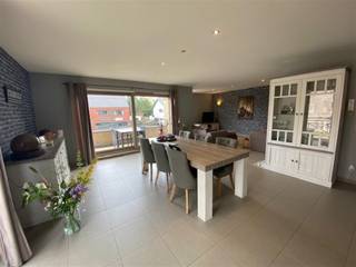 Mol Rauw : ruim duplex appartement (162,91 m²) voorzien van inkomhal, toilet, open keuken met woonkamer, berging. Op het verdiep vinden we 3 slpks, badkamer voorzien van bad, aparte douche en toilet. Zolderruimte kan als aparte berging gebruikt worden. Op wandelafstand bevinden zich de Molse zandputten, de Kempische golfclub, tenniscub tc Field.