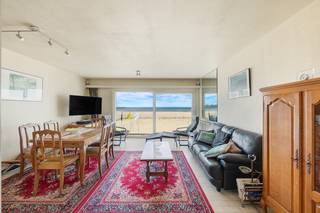 Dit te renoveren appartement geniet van een uitzonderlijke ligging op de zeedijk en biedt een prachtig frontaal zeezicht. Vanuit de leefruimte geniet u dagelijks van een schitterend uitzicht op het strand en de Noordzee. Dankzij de grote raampartijen baadt het appartement in het natuurlijke licht.<br /><br />De indeling omvat een ruime woonkamer met zithoek, eetplaats en terras, aansluitend op de halfopen keuken. <br /><br />Verder beschikt het appartement over twee slaapkamers. De grote slaapkamer is voorzien van een lavabo. De tweede slaapkamer is ingericht met een stapelbed en extra slaapgelegenheid. De badkamer beschikt over een ligbad, lavabo en toilet. Daarnaast is er een inkomhal met voldoende bergruimte.<br /><br />Een bijkomende troef is dat de verwarmingsinstallatie reeds werd vernieuwd en uitgerust is met een energiezuinige condenserende ketel.<br /><br />Daarnaast bestaat de mogelijkheid om een gelijkvloerse garagebox en/of een autostaanplaats op niveau -1 aan te kopen. Dit zorgt voor comfortabele parkeermogelijkheden, wat een absolute meerwaarde vormt op deze topligging aan zee.<br /><br />Het appartement maakt deel uit van een verzorgde residentie en bevindt zich op wandelafstand van winkels, restaurants en andere voorzieningen.<br /><br />Wenst u meer informatie of een bezoek ter plaatse? Contacteer ons gerust, wij leiden u graag rond.