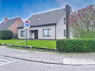 Cette maison sur le Molenbosweg à Loenhout a la disposition suivante : hall d'entrée, toilettes invités, salon, débarras, cuisine, 2 salles de...