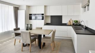 In het hart van het Zoute, vindt u dit stijlvol gerenoveerde appartement op de vierde verdieping. Dankzij het zijdelings zeezicht geniet u hier dagelijks van een rustige en aangename sfeer, op wandelafstand van de zee en het commerciële centrum.<br /><br />De inkomhal is voorzien van een vestiaire en gastentoilet. De lichtrijke leefruimte sluit aan op een open keuken, volledig uitgerust met hoogwaardige Miele-toestellen. De keuze voor warme, tijdloze materialen zorgt voor een elegante en kwalitatieve afwerking.<br /><br />Het appartement beschikt over twee slaapkamers, waaronder een ruime master bedroom met ingemaakte kasten en een tweede kamer die perfect dienst kan doen als logeerkamer of kinderkamer.<br /><br />De badkamer is voorzien van een inloopdouche en ingemaakte kast met aansluiting voor wasmachine en droogkast, discreet weggewerkt.<br /><br />Meubilair is inbegrepen.<br /><br />Mogelijkheid tot bijhuren van garagebox in res. Katelijne - Kustlaan 166 aan 185 EUR/maand<br /><br />HUURVOORWAARDEN: <br /><br />- bewijs 3 maanden huurwaarborg<br />- bewijs afsluiten verzekering <br />- bewijs betaling huurgelden<br />- maandelijkse provisie van 100 EUR die bovenop de huurprijs komt <br />- plaatsbeschrijving op gemene kosten (50%-50%) <br />- de huurder dient zelf in abonnementen inzake EGW en Telecom te voorzien<br />- zowel eerste verblijf als tweede verblijver is mogelijk <br />- tweede verblijf taks dient door de huurder betaald te worden (indien van toepassing)<br />- kan enkel in privénaam worden gehuurd<br />- kan gehuurd worden vanaf 1/01/2026 tot 30/06/2027 (18 maanden)