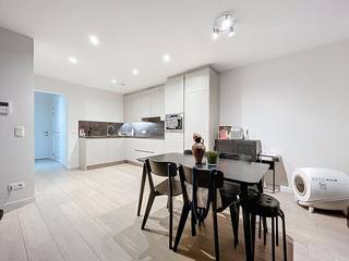 Het appartement op de eerste verdieping beschikt over de volgende indeling: inkomhal, 2 slaapkamers, toilet, badkamer, woonkamer met open keuken, berging en terras.Eerste verdieping:- inkomhal (ca. 4m²)- toilet voorzien van handenwasser en ingemaakte kast- slaapkamer 1 (ca. 13m²) op parketvloer- slaapkamer 2 (ca. 12m²) op parketvloer- badkamer (ca. 5m²) voorzien van dubbele lavabo en inloopdouche- keuken voorzien van inductie kookplaat, dampkap, dubbele gootsteen, afwasmachine, oven, koelkast en vriezer- berging (ca. 4m²) voorzien van aansluiting wasmachine- woonkamer (ca. 30m²) met toegang tot het terrasBijzonderheden:- terras (ca. 23m²)- overdekte autostaanplaats- buitenberging- lift aanwezig- gordijnen voorzien- gemeenschappelijke kosten €75 per maand- beschikbaar vanaf 15/01/2026(ver-)Kopen of (ver-)huren in regio Wuustwezel, Brecht of Brasschaat?Met vragen kan u altijd bij ons terecht!Dewaele vastgoed met advies.