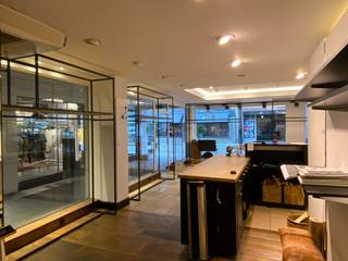 Gelijkvloerse HANDELSRUIMTE op zeer commerciële ligging (hartje Waregem), bestaande uit :- Voorheen kledingzaak Punch ;- Vooraan winkelruimte van...