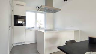 RESIDENTIE DE BROSSERIE: REEDS 30% VERKOCHT!!! Sint Andries: prachtig nieuwbouwappartement op eerste verdieping, in het project in opbouw 'De Brosserie', gelegen op wandelafstand van het Station en de Smedenpoort. De voorziene oplevering is begin 2026 (beschikbaar bij akte). Voldoet aan alle nieuwste normen, bijzonder energie vriendelijk. Het appartement zelf is een ruim appartement (72 m2) met inkom, woonkamer met open keuken, badkamer, berging en 1 slaapkamer. Mogelijkheid tot bijkopen staanplaats achter het gebouw en kelderberging. Mooi terras 8 m2 alsook fietsstalling achteraan. Alle plannen en lastenboek te bekijken op kantoor. Perfect appartement voor eigen bewoning of investering (gegeerde huurlocatie!). MOGELIJKHEID TOT AANKOOP AAN 6% BTW VOOR EIGEN BEWONING of VOOR VERHURING (bij verhuur 15 jaar, verhuurbaar aan minimaal 1000 euro/maand)! Bel ons voor info of bezoek: 050/70 70 00 of 0475/812 810 (foto's in bijlage van modelappartement ter illustratie).