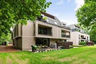 Dit appartement is zeer rustig gelegen in een bosrijke omgeving, doch centraal op een verbindingsweg tussen Mechelen en Lier, nabij het centrum...