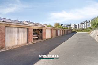 Deze goed gelegen woning bevindt zich nabij het centrum van Asse en combineert een rustige woonomgeving met een vlotte bereikbaarheid van winkels, openbaar vervoer en andere dagelijkse voorzieningen. De woning staat op een perceel van 2a 25ca en beschikt over een bewoonbare oppervlakte van ca. 120 m². De grote raampartijen, de zonnige tuin en de flexibele indeling op de verdieping zijn enkele van de belangrijkste troeven. Gelijkvloers: De inkomhal met apart toilet geeft toegang tot de leefruimte, de kelder en de trap naar de verdieping. De woonkamer geniet dankzij de grote raampartijen van veel natuurlijk licht en biedt een mooi zicht op de tuin. Aansluitend bevindt zich de keuken, die rechtstreeks toegang geeft tot het terras en de tuin. De tuin is tevens bereikbaar langs de achterzijde. Eerste verdieping: Op de verdieping bevinden zich drie slaapkamers en een badkamer, waar tevens de mogelijkheid bestaat om een tweede apart toilet te voorzien. Dankzij het ontbreken van dragende binnenmuren kan de huidige indeling bovendien relatief eenvoudig worden aangepast aan de eigen woonwensen. Extra troef: Achteraan het perceel bevindt zich een afzonderlijke garage (€25.000), geschikt voor het stallen van een wagen of als bijkomende bergruimte. Karakteristieken: * EPC-score: C270* Niet opgenomen in het maatregelenregister * Bewoonbare oppervlakte van ca. 120 m² * Perceel van 2a 25ca * Drie slaapkamers * Achterliggende garage (€25.000)* Centrale ligging nabij het centrum van Asse Deze woning vormt een interessante basis voor wie op zoek is naar een woning met tuin en garage, op korte afstand van het centrum van Asse. Meer informatie of een bezoek? Neem contact op via 02 460 80 46 of info@structura.be.