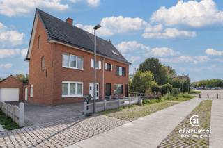<h3>Te renoveren halfopen bebouwing met bijzonder veel potentieel op topligging</h3>
<p>Op een bijzonder gunstige en rustige locatie, aan het einde van een doodlopende straat en op een steenworp van de Oude Kaai, bevindt zich deze volledig te renoveren halfopen bebouwing. Een woning met bijzonder veel potentieel voor wie op zoek is naar een renovatieproject dat volledig naar eigen smaak en wensen kan worden ingericht.</p>
<p>De ligging vormt zonder twijfel één van de grote troeven. U woont hier heerlijk rustig, terwijl u tegelijk geniet van een vlotte ontsluiting richting de stadsrand en buiten Turnhout. Ook het stadscentrum bevindt zich vlakbij, waardoor rust, bereikbaarheid en stedelijke voorzieningen hier mooi samenkomen.</p>
<p>De woning beschikt over een aangenaam woonoppervlak met verdere uitbreidingsmogelijkheden, een garage en een tuin. Op de bovenverdieping bevinden zich diverse kamers die bij renovatie opnieuw kunnen worden ingedeeld en ingericht. Ook de zolderverdieping biedt interessante mogelijkheden: door het voorzien van een vaste trap kan deze bij de renovatie worden betrokken en verder worden ingericht met extra (slaap)kamers, een bureau of hobbyruimte.</p>
<p>Kortom: een woning die een grondige renovatie vraagt, maar dankzij haar ruimte, uitbreidingsmogelijkheden en vooral uitstekende ligging alle ingrediënten in huis heeft om er een prachtige gezinswoning van te maken.</p>