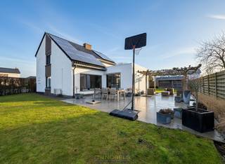 INSTAPKLARE OPEN BEBOUWING, gelegen in een GEGEERDE en KINDVRIENDELIJKE WOONWIJK, waar COMFORT en WOONKWALITEIT centraal staan. Deze woning vormt een IDEALE THUISBASIS voor GEZINNEN die op zoek zijn naar RUST, RUIMTE en een PRAKTISCHE INDELING. De ligging combineert RUSTIG WONEN met een VLOTTE BEREIKBAARHEID naar het CENTRUM van Eeklo, winkels, scholen, openbaar vervoer en INVALSWEGEN. Daarnaast beschikt de woning reeds over ZONNEPANELEN en AIRCO wat bijdraagt tot een ENERGIEZUINIG EPC-LABEL B en een COMFORTABELE WOONERVARING.<br />Bij het binnenkomen biedt de inkomhall toegang tot een gastentoilet, de vestiaire en de ruime open leefruimte. Aansluitend bevindt zich de lichtrijke leefkeuken, dewelke het hart van de woning vormt. Verder vinden we op het gelijkvloers een praktische berging en een ruime inpandige garage. Op de 1ste verdieping vinden we 4 slaapkamers, waarvan één momenteel is ingericht als bureau, en een recent vernieuwde (2024) badkamer. Verder is er op zolder voldoende bergruimte. <br />Buitenshuis vindt u een groot zonnig terras en een mooi aangelegde, volledig omheinde tuin, ideaal om in alle rust van het buitenleven te genieten. <br /><br />EPC: 155 kWh/m², G-score A en P-score B, Geen renovatieverplichting van toepassing