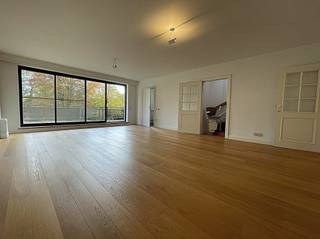 Prachtig duplex appartement van ca. 144 m² met twee terrassen van resp. 7 m² (zuid-oost) en 37 m² (heel de dag zon). Het appartement maakt deel uit van een goed beheerde residentie temidden van een parkdomein van 5783 m². De hal geeft uit op een ruime woonkamer op parket met kamerbrede raampartij en terras met zicht op de parktuin en het eerste terras van ca. 7 m². Naastgelegen klassieke witte keuken met alle vernieuwde toestellen en berging/wasplaats. Verder hal met gastentoilet, en handenwasser, twee slaapkamers op parket en badkamer met ligbad, douche, toilet en dubbel lavabomeubel. In de woonkamer is een toegangsdeur met trap naar de bovengelegen verdieping (momenteel voorzien van traplift). Deze bestaat uit één grote lichte open ruimte (hobbyruimte) met eveneens aparte ingang naar de traphal, en een aparte badkamer met douche, lavabomeubel, toilet en aansluiting voor wasmachine. Deze ruimte heeft ook vloerverwarming doch tevens een een airco/inverter die ook als verwarming kan gebruikt worden (warme/koude lucht). Aansluitend via kamerbrede raampartij bereikbaar een zuidgericht dakterras van ca. 37 m² waar u de hele dag zon heeft. De residentie is ideaal gelegen in een zeer rustige eenrichtingsstraat nabij de oude dorpskern van Schilde (aan de kerk). Ook is er nog een gemeenschappelijke fietsenberging. Alle ruimten zijn op eiken parket behoudens inkomhal, keuken, berging, badkamers en toilet die een tegelvloer hebben. In het aanbod is één ruime staanplaats en ondergrondse berging inbegrepen. In goede staat van onderhoud en instapklaar of naar smaak te moderniseren. Maandelijkse kost gemene delen ca. 270 euro (hierin zit begrepen het onderhoud van het gemeenschappelijke parkdomein dat toegankelijk is voor iedereen). Indien gewenst kan er een tweede (kleine) parkingplaats bij aangekocht worden voor plaatsing fietsen, moto's, kleine wagen, bakfiets, scootmobiel...Vg, gvkr, gvv, gdv, wg. Epc 259 kWh/m² (label C).