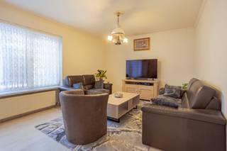 This move-in ready home is centrally located (Dampoort station and 5 min cycling from Ghent city centre). It has three full-size bedrooms, a fully equipped bathroom, a separate toilet and a pleasant courtyard that provides additional outdoor space. The kitchen is functional and fully equipped, with the necessary appliances and plenty of storage space. Thanks to its convenient location, all necessary amenities such as shops, schools and public transport are in the immediate vicinity. <br />On the ground floor is the entrance hall, which provides access to a large, partly covered courtyard. <br />The first floor comprises a spacious living room of 29m², divided into a sitting and dining area, a fully equipped kitchen, a toilet and a bathroom. <br />On the third floor are a playroom and three bedrooms: bedroom 1 (10.89m²), bedroom 2 (17.78m²) and bedroom 3 (13.5m²).<br />Currently the property is part of a building with a commercial ground floor, but for the deed it will be legally split off.<br />No renovation obligation
