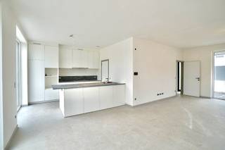 Deze stijlvolle nieuwbouwwoning in moderne, strakke architectuur bevindt zich in een rustige en kleinschalige woonwijk in het charmante Oosteeklo. Dankzij de uitstekende ligging, hoogwaardige afwerking en mooie bewoonbare oppervlakte geniet u hier van een unieke combinatie van comfort, energiezuinigheid en woonkwaliteit.<br /><br />De woning is zo goed als volledig afgewerkt en biedt alle ruimte die een hedendaags gezin nodig heeft. Op het gelijkvloers vindt u een inkomhal met apart gastentoilet, een lichtrijke leefruimte met grote raampartijen en zicht op de tuin, alsook een moderne keuken die volledig geïntegreerd is in het leefgedeelte. Verder beschikt de woning over een aansluitende wasplaats naast de keuken.<br /><br />Op de eerste verdieping bevinden zich drie volwaardige slaapkamers, een apart toilet en een stijlvolle badkamer uitgerust met zowel een ligbad als een inloopdouche.<br /><br />Ook op energetisch vlak scoort deze woning uitzonderlijk goed dankzij de aanwezigheid van vloerverwarming, zonnepanelen, een geothermische warmtepomp, ventilatiesysteem C en passieve koeling in alle ruimtes.<br /><br />Buiten geniet u van een mooi georiënteerd zonneterras, een aangename tuin, een tuinberging én een praktische oprit met carport.<br /><br />Troeven van deze woning:<br />- Moderne en tijdloze architectuur<br />- Rustige ligging in een nieuwe woonwijk<br />- 3 volwaardige slaapkamers<br />- Energiezuinige technieken en hoog wooncomfort<br />- Moderne keuken en stijlvolle badkamer<br />- carport en oprit<br />- Aangelegde tuin met zonnig terras<br /><br />Prijs exclusief kosten (12% RR en 21% BTW)<br /><br />Interesse in deze prachtige nieuwbouwwoning?<br />Meer info of een bezoek? Bel WIJSvastgoed op +32 9 395 80 10 !
