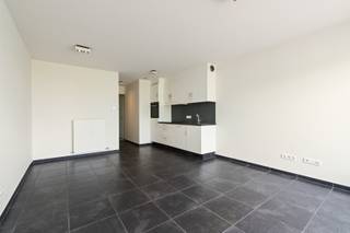 Bent u op zoek naar een verzorgd en instapklaar appartement op een aangename locatie in Mol? Dan is dit duplex appartement aan de Bresserdijk 17 zeker een bezoek waard.<br />Het appartement is gelegen in een rustige straat met een vlotte verbinding naar het centrum van Mol. Winkels, scholen, openbaar vervoer en andere dagelijkse voorzieningen bevinden zich op korte afstand. <br />Ook op vlak van parkeren is er aan comfort gedacht dankzij de aanwezige carport.<br />Het appartement dateert van 2018 en voldoet aan hedendaagse normen inzake wooncomfort en energieprestaties.<br /><strong>Troeven van dit appartement</strong>
<ul><li>Duplex appartement</li><li>2 slaapkamers</li><li>Praktische berging</li><li>Terras</li><li>Tuinberging</li><li>Carport</li><li>Label-B: energiezuinig</li><li>Rustige ligging nabij centrum</li><li>Nabij winkels, scholen en openbaar vervoer</li><li>Vlotte verbinding naar het centrum van Mol</li></ul>
Bent u op zoek naar een instapklaar appartement met een aangenaam terras en een gunstige ligging? Neem dan snel contact op voor meer informatie of een bezichtiging.