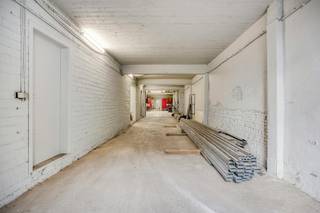 De ruimte beschikt over:<br /><br />- een totale oppervlakte van 249 m²<br />- een minimale vrije hoogte van 2,62 m en breedte van ca. 6 m<br />- een inrijpoort van 3 m breed en 2,22 m hoog<br />- verschillende lichtkoepels voor natuurlijk daglicht<br />- elektriciteitsaansluiting, eigen toilet en douche met elektrische boiler voor warm water aanwezig<br /><br />Achteraan bevindt zich een private buitenruimte van ca. 40 m², deels overdekt. De volledig betonnen buitenvloer is praktisch en onderhoudsvriendelijk. Dankzij de westelijke oriëntatie geniet je hier bovendien van de namiddag- en avondzon.<br /><br />De ligging is eveneens een troef. Het magazijn bevindt zich in een rustige woonomgeving aan de stadsrand van Hemiksem, maar toch op korte afstand van belangrijke verbindingswegen. De A12 en E19 zijn vlot bereikbaar en ook winkels en openbaar vervoer bevinden zich in de nabije omgeving.<br /><br />Een ideale opportuniteit voor wie op zoek is naar een verzorgd magazijn, praktische opslagruimte of atelier met buitenruimte in Hemiksem!<br /><br />Bent u geïnteresseerd in dit magazijn te koop in Hemiksem? Aarzel dan niet om contact met ons op te nemen via janice.racaj@dewaele.com of op 03 206 76 73.<br />Wenst u uw eigendom ook te koop of te huur te stellen? We helpen u graag verder.<br />Steeds tot uw dienst om u verder te helpen met al uw vragen over vastgoed!<br /><br />Bestuursmaatregelen in het maatregelenregister: nee