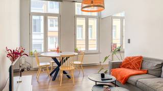 <p>Gezellig appartement van ca 73 m² in een charmante herenwoning in de Broederminstraat. Gelegen vlakbij het Vlinderpaleis, de Troonplaats en het bruisende Zuid bevindt dit appartement zich werkelijk op een toplocatie. Aan leuke cafeetjes, restaurants en supermarkten is hier geen gebrek. Met openbaar vervoer en belangrijke invalswegen in de nabije omgeving is een vlotte bereikbaarheid gegarandeerd.<br /><br />U komt meteen binnen in de lichtrijke leefruimte. Dankzij de hoge plafonds wordt een aangenaam gevoel van ruimte gecreëerd. De halfopen keuken werd praktisch ingericht met een elektrisch kookvuur en spoelbak. Mogelijkheid tot bijplaatsen van een microgolfoven in de voorziene nis. De keuken kan mee genieten van de lichtinval dankzij de grote raampartijen.<br /><br />De twee slaapkamers zijn aan de rustige achterzijde gelegen en kunnen gebruikmaken van een badkamer met combinatie douche/ligbad, lavabomeubel en aansluiting voor wasmachine en droogkast.<br />Apart gastentoilet.<br /><br />Gemeenschappelijke lasten: 35 Euro per maand.<br />Provisie voor het verbruik van water: 45 Euro per maand.<br />De nutsvoorzieningen gas en elektriciteit zijn privé op te nemen door de huurder.<br /><br />Beschikbaar vanaf 1 juli 2026.</p>