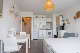 Gezellige studio met open zicht op de duinen en het hinterland. Gelegen op de 4e verdieping, aan de achterkant van de Zeedijk en vlakbij het winkelcentrum van Middelkerke. Bestaande uit een inkomhal met kleine berging. De living heeft veel lichtinval, een bed, een open keuken, de badkamer is met ligbad,hangtoilet en lavabomeubel. De elektriciteit werd vernieuwd en is blanco gekeurd. Er is een kelder inbegrepen in de ondergrond.